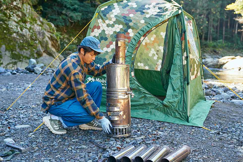 薪ストーブ本体の中に収納されていた煙突や水を溜めるタンクなどを取り出す