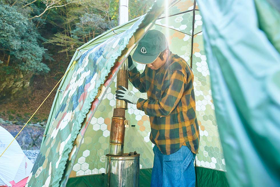 薪ストーブをテント内に入れ、最後に連結させた煙突を薪ストーブと組み合わせる