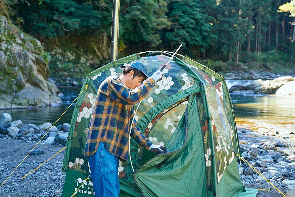 スリープにポールを通してドアに張りを出す