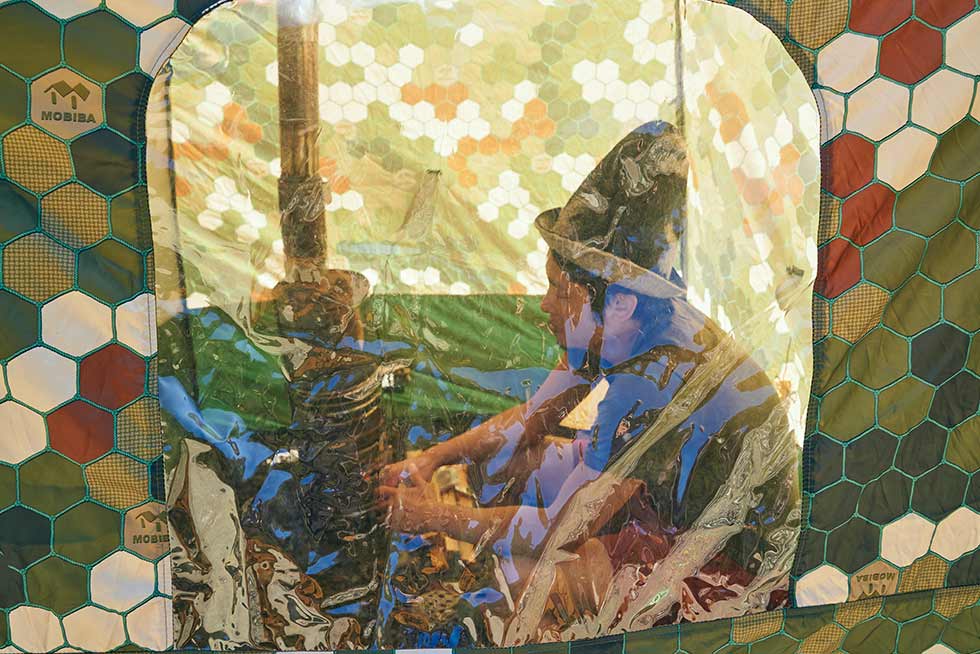 パチパチと薪が爆ぜる音とともに、テントの中がじんわりと温かくなる