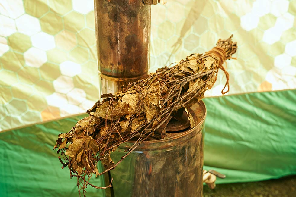 ストーブの上に白樺の枝葉を束ねたヴィヒタを置いておく