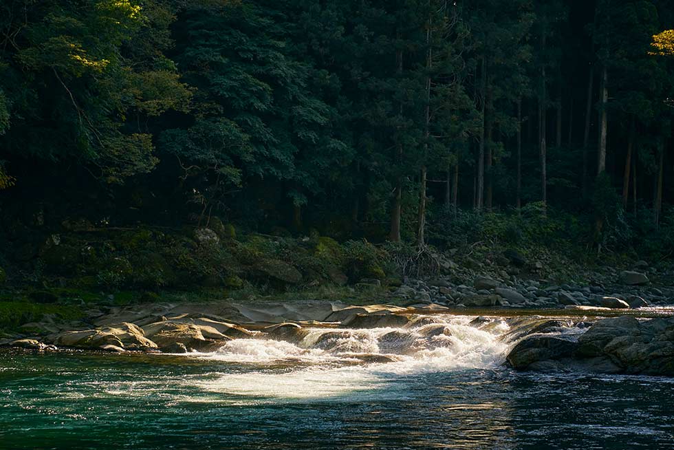 テントの外を流れる川