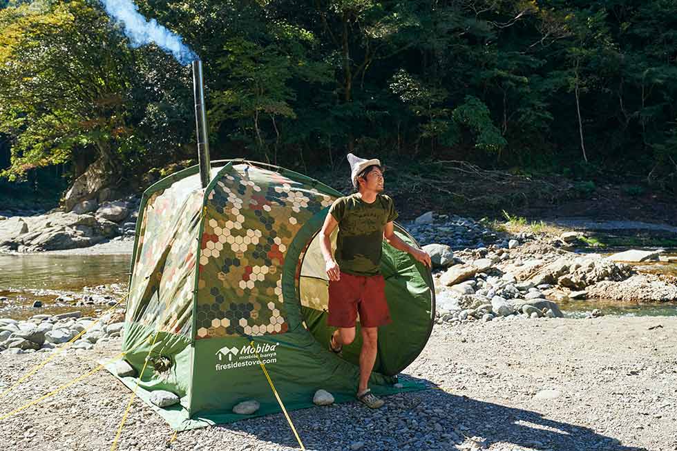 十分に汗をかいたら、テントを飛び出して川へと向かう。