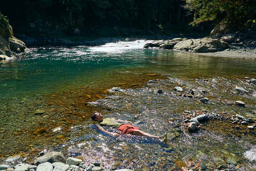 キリッと冷えた天然の水風呂に身体全体を浸す