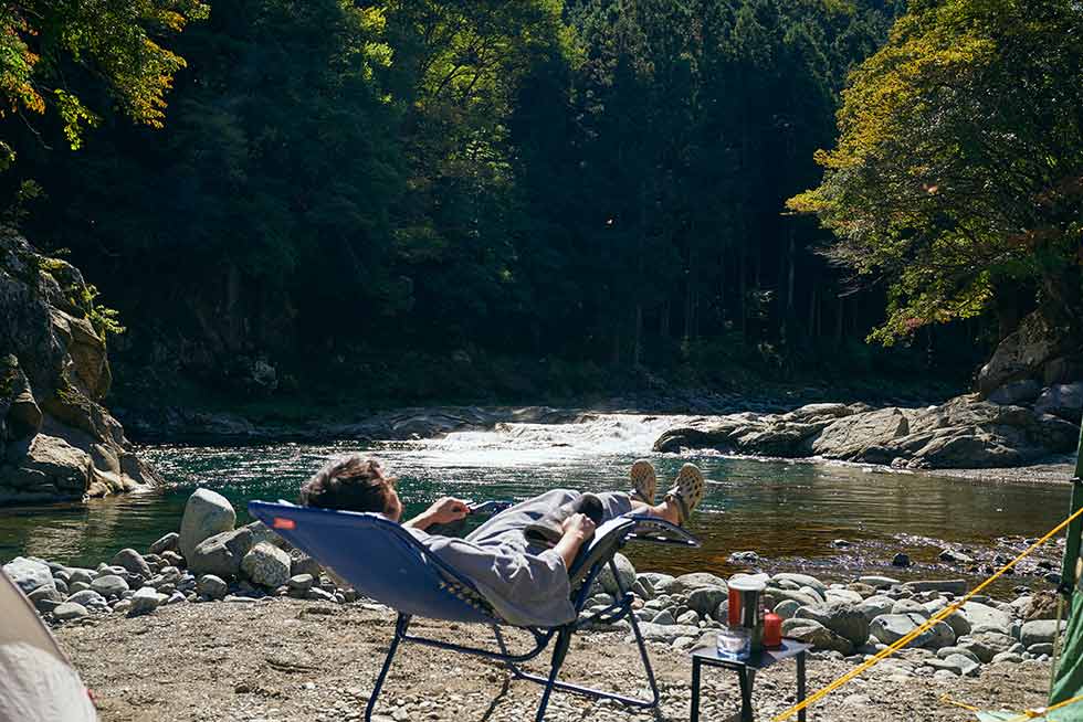 川から上ってポンチョを羽織り、チェアでくつろぎ休憩する