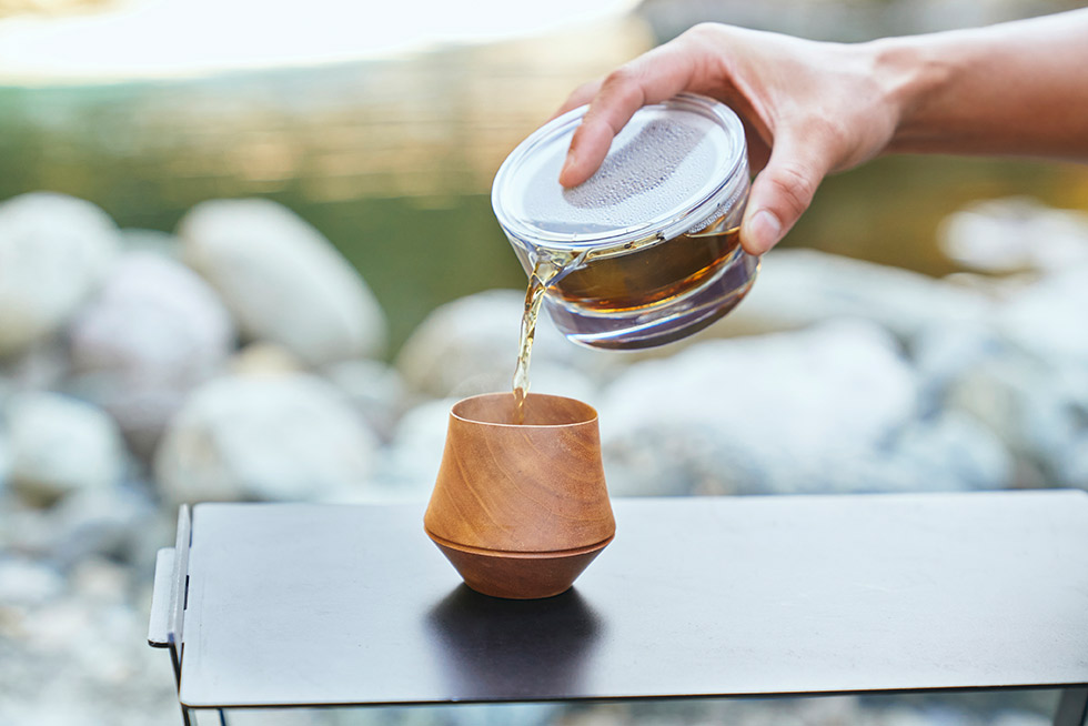 湯を沸かし、ほうじ茶を淹れる