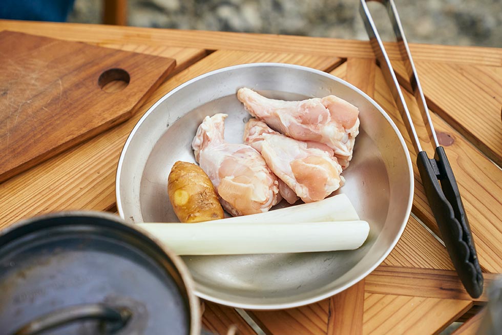 生姜をたくさん使った、手羽元のスープを作る