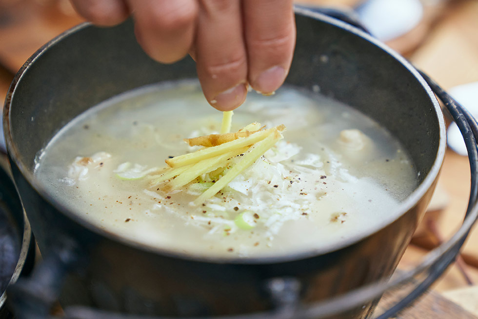 細切りにした生姜と鶏ガラスープの素、刻んだネギを加え、塩コショウで味を整えたら完成だ