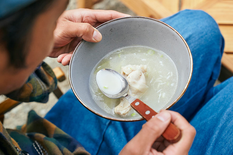 ほろほろになった手羽元と生姜たっぷりの温かいスープが身も心も温めてくれる