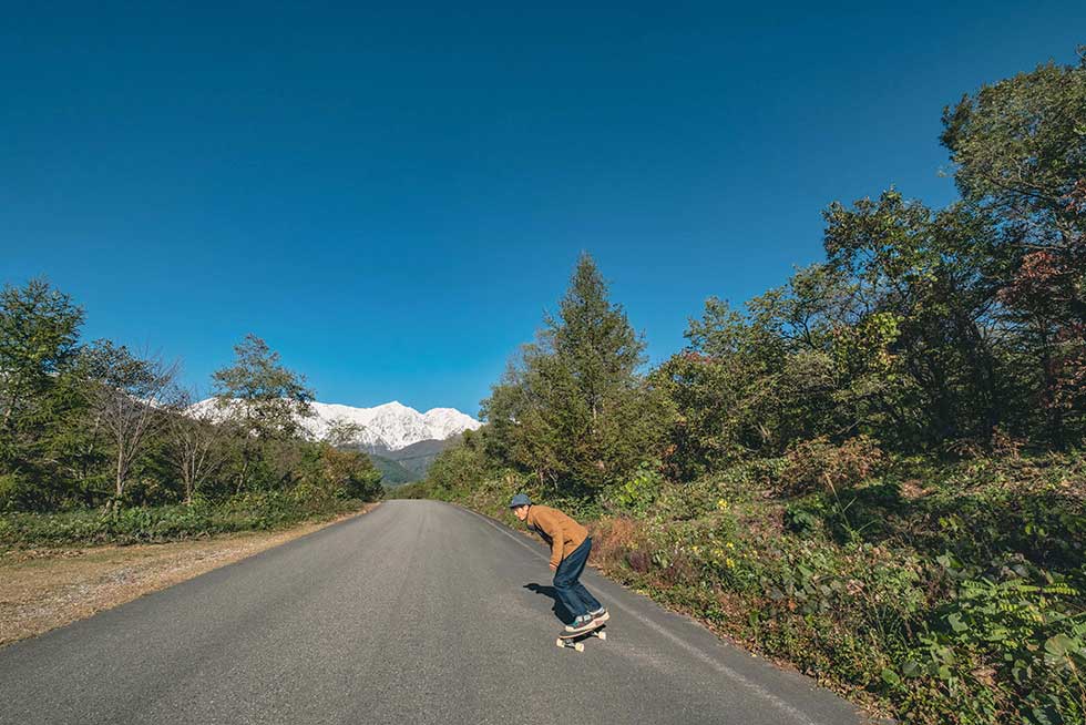 サーフスケートはスケートボード1台とスニーカー、そしてフラットな地面さえあれば遊ぶには充分