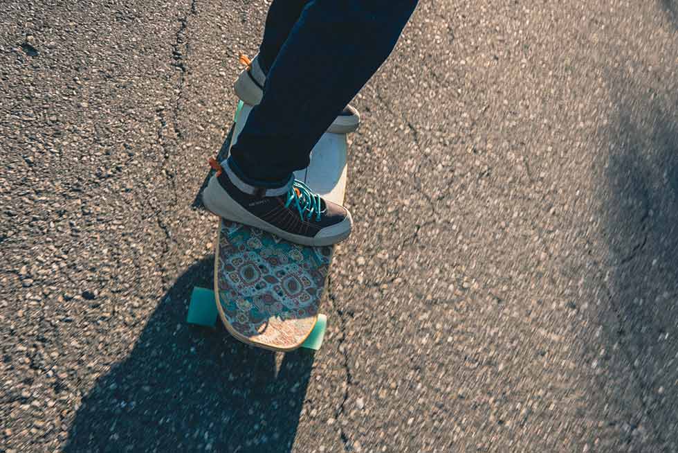 スケートボードに乗る