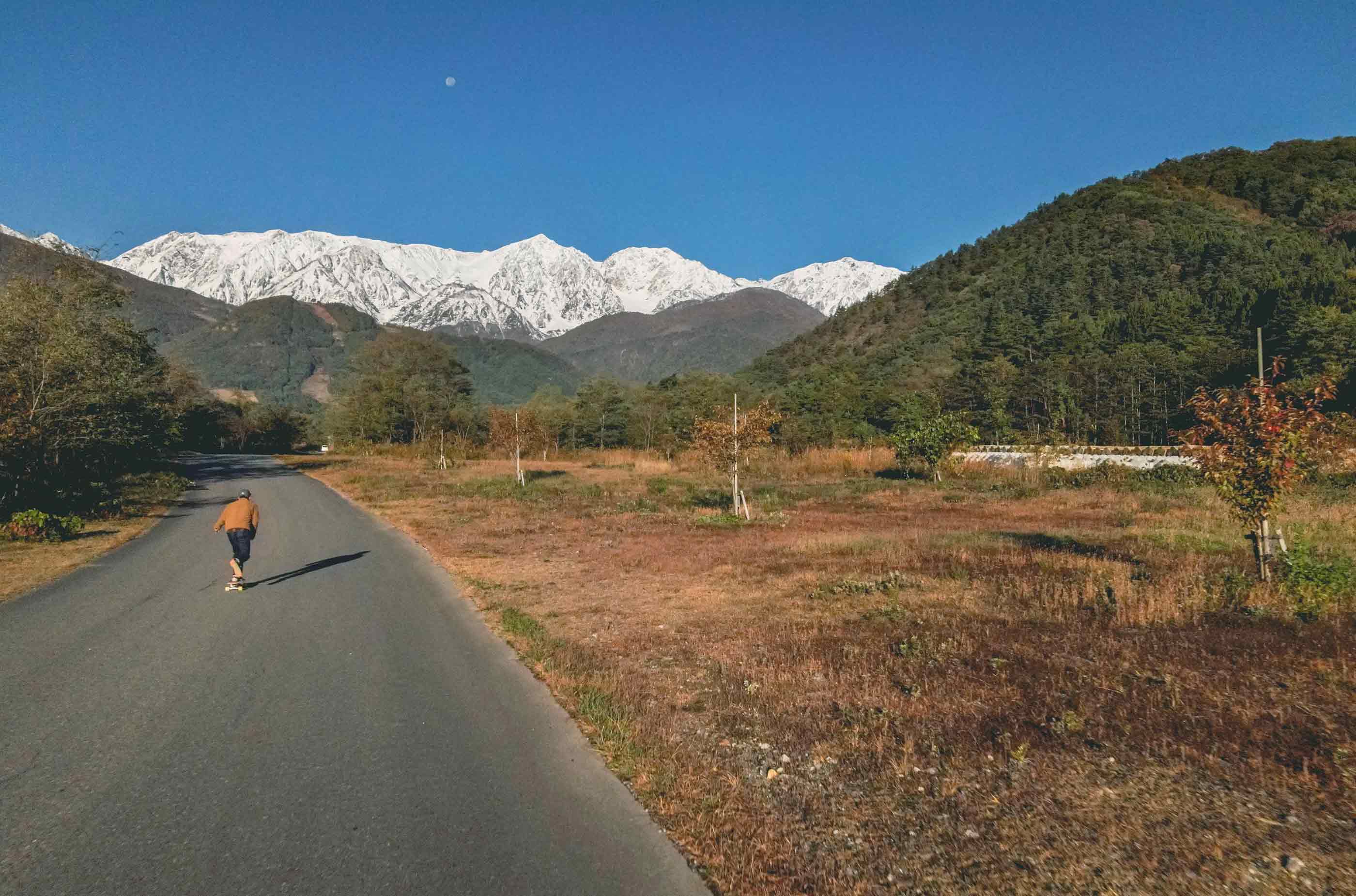 誰もいない河川敷で一人、スケートボードを滑らせる