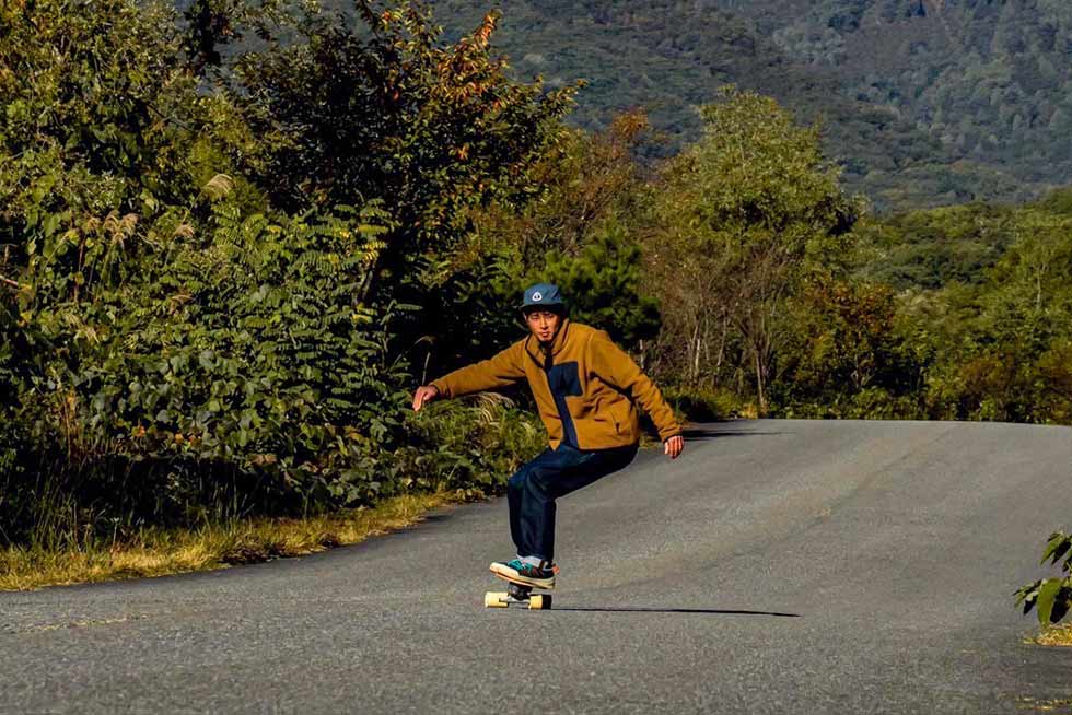 傾斜をゆっくり滑りながら、右へ左へと自分の好きなところへボードを動かしていく