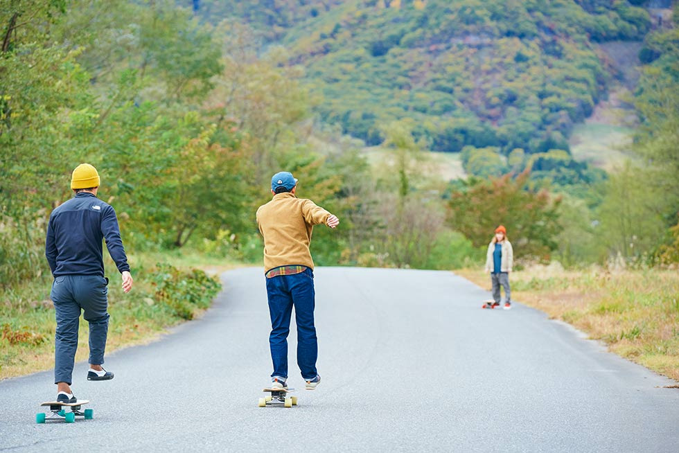 スケートボードを楽しめる場所には、自ずとスケーターが集まってくる