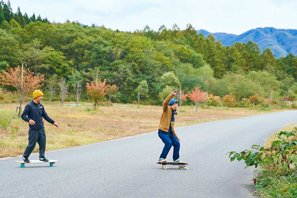 仲間とスケートボード