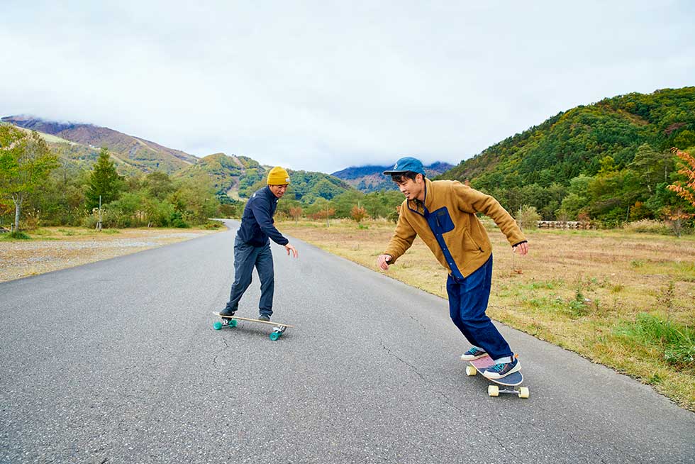 仲間とスケートボード