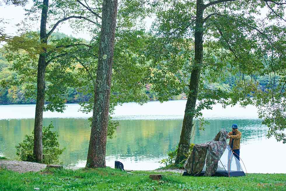 青木湖の湖畔で“一人時間”を満喫