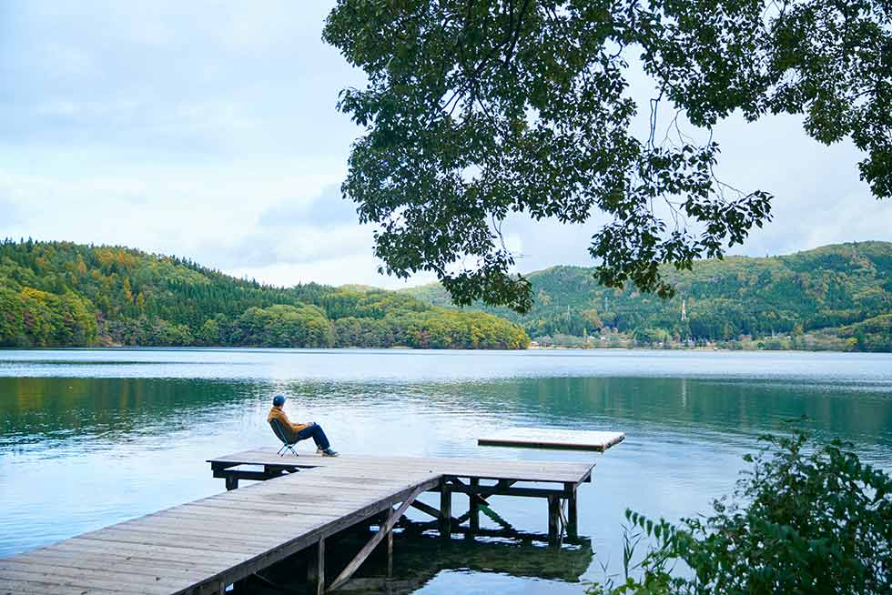 キャンプサイトが一通りできあがったら、チェアを持って湖畔へ