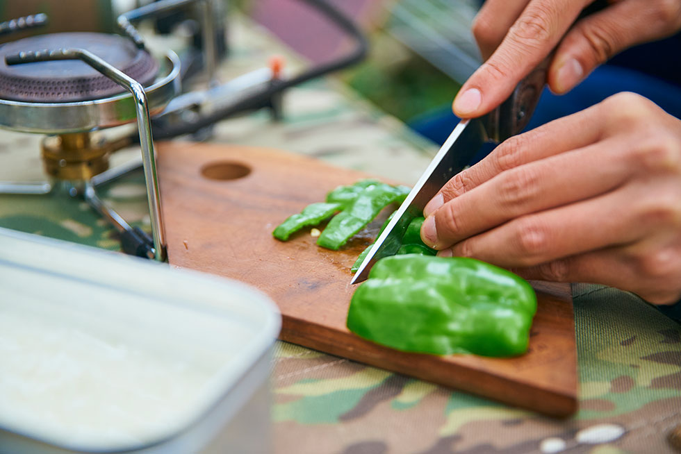 ピーマンを切る