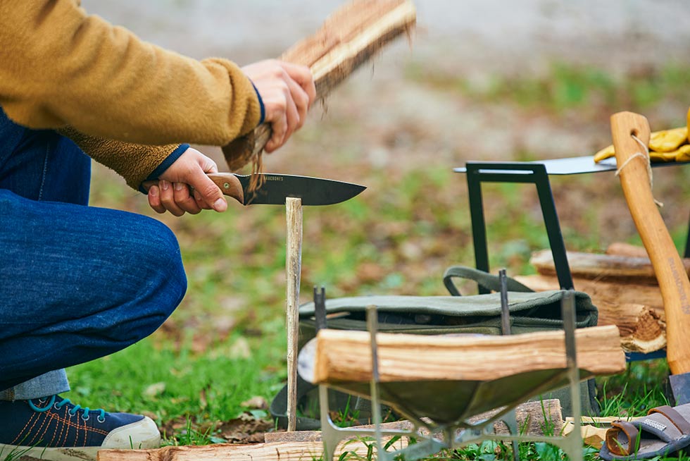 ナイフで薪を割る