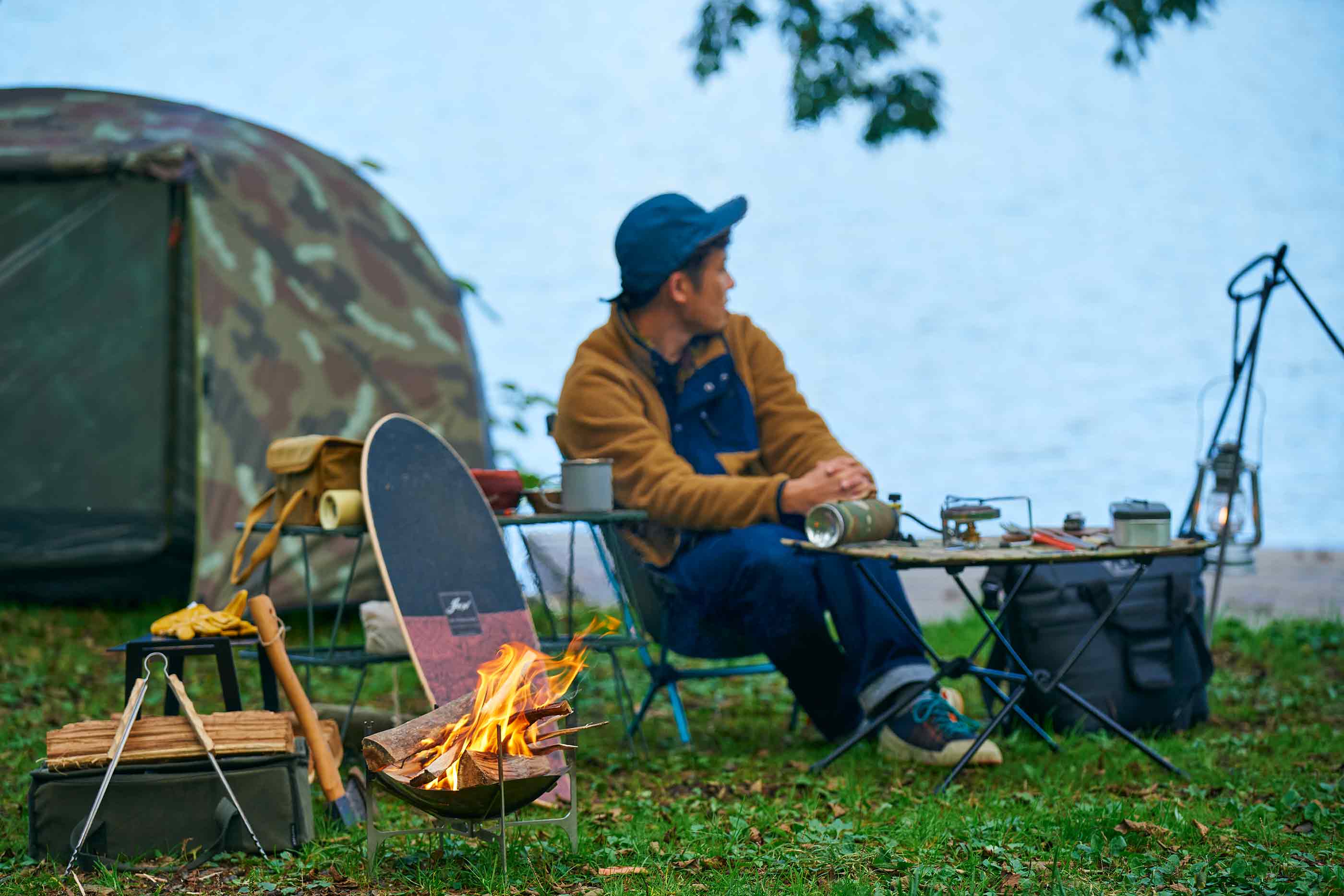 誰もいない静かな湖畔で一人の時間を満喫する