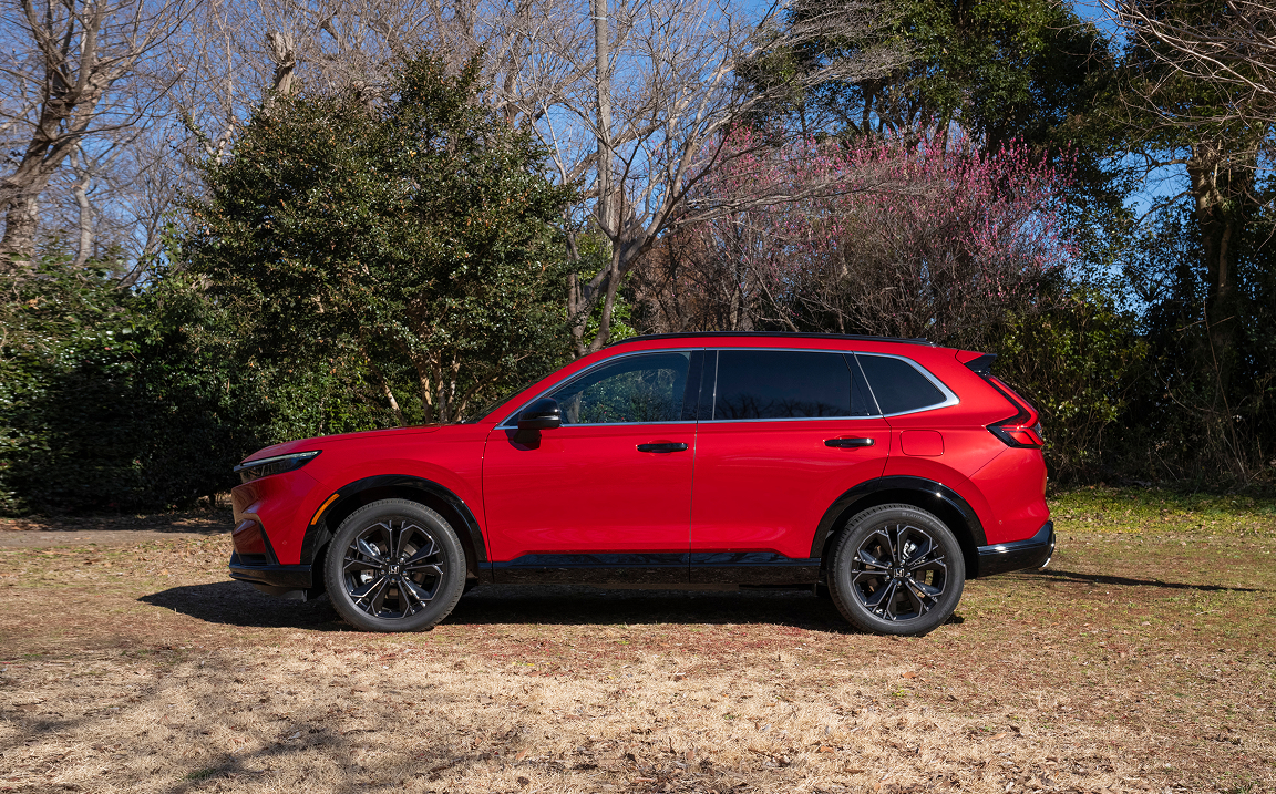 CR-Vにカーサイドタープを装着すれば、車内を寝床に、カーサイドタープの下をリビングにするスタイルが実現できる