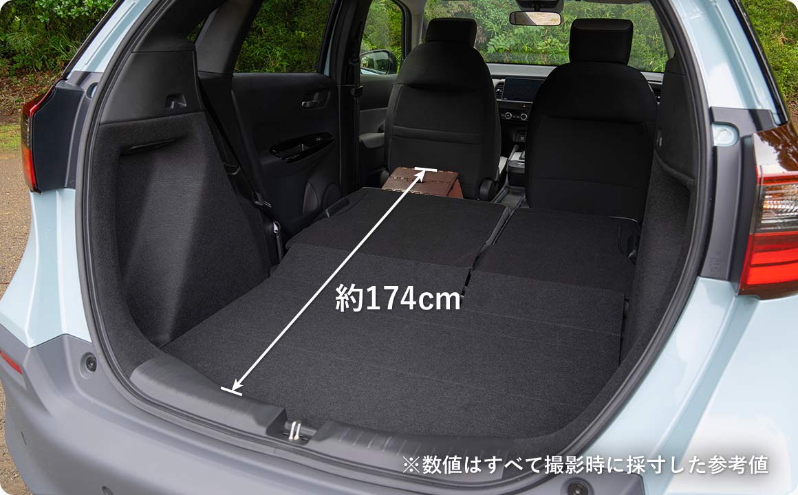 助手席を前にスライド＋踏み台を活用して、 ベッドスペースを拡張！