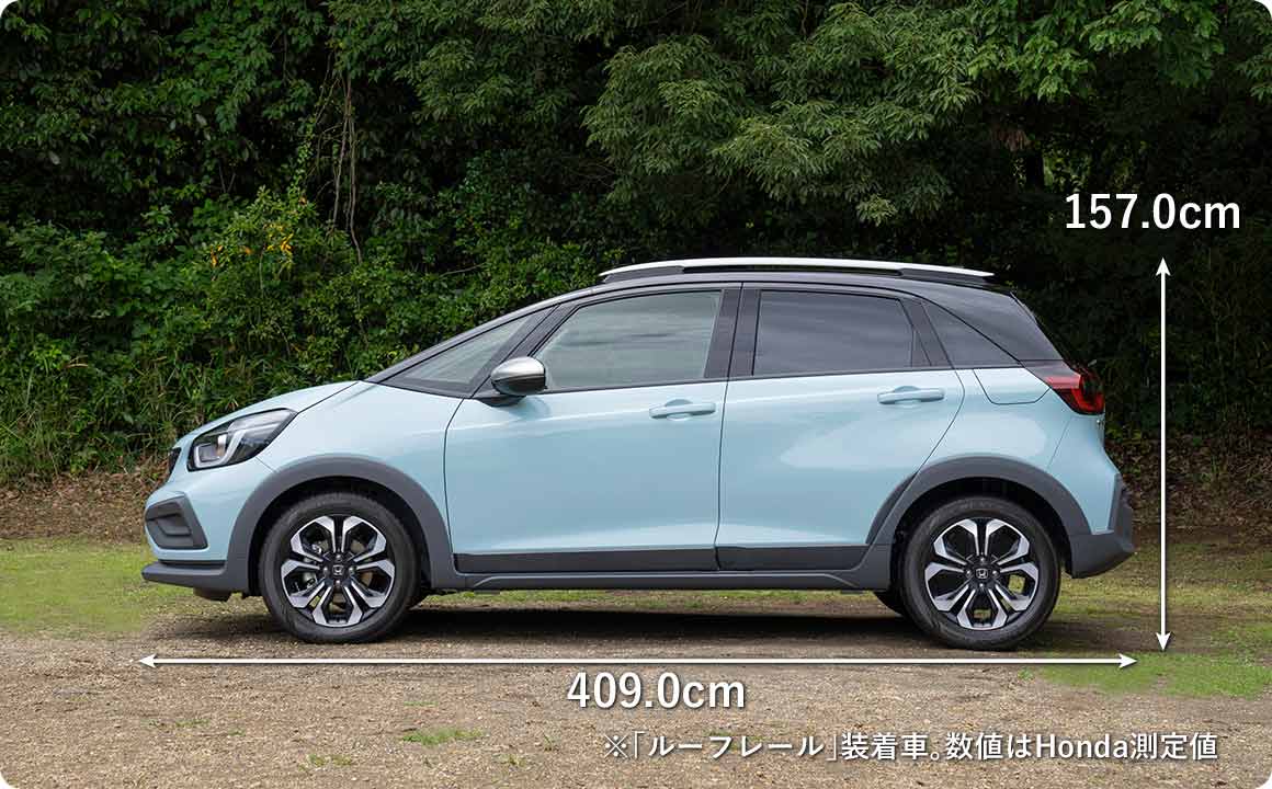 フィットにカーサイドタープを装着すれば、車内を寝床に、カーサイドタープの下をリビングにするスタイルが実現できる