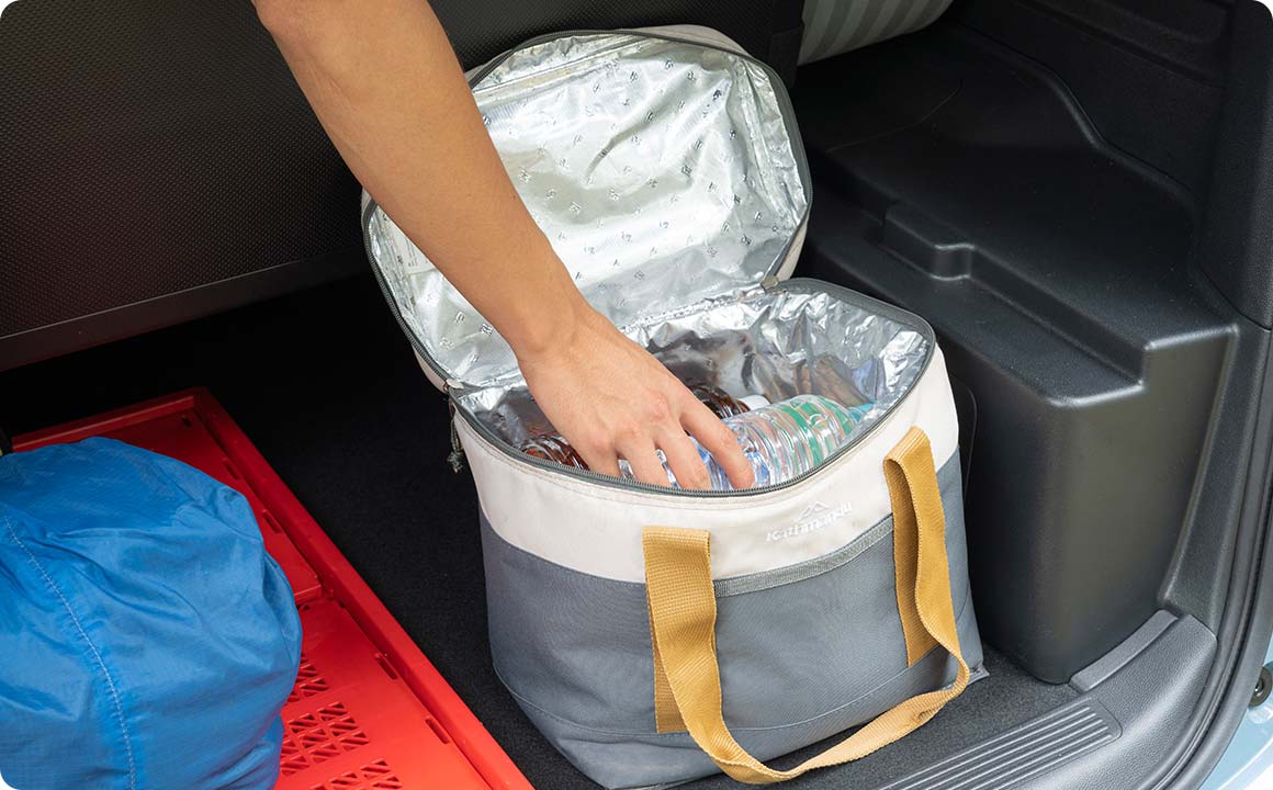 車中泊の際は、下段の収納スペースを 床下収納として活用できる！