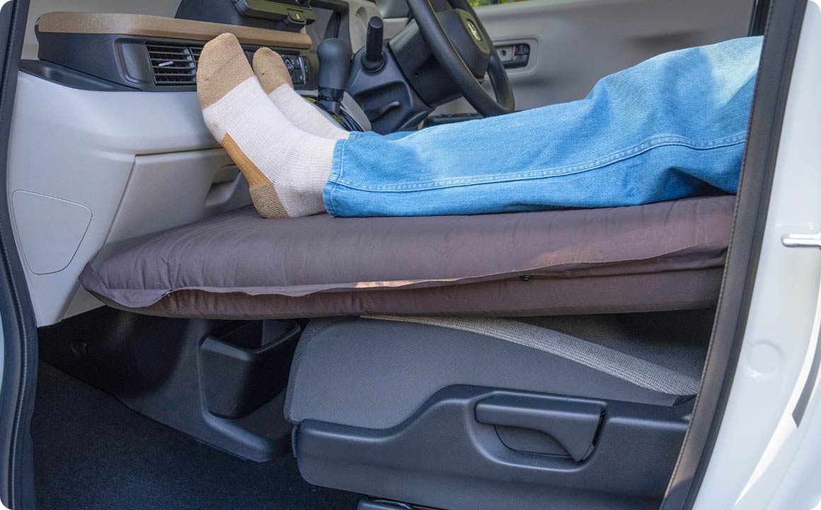 N-BOXのリアシートは前後にスライドすることが可能。