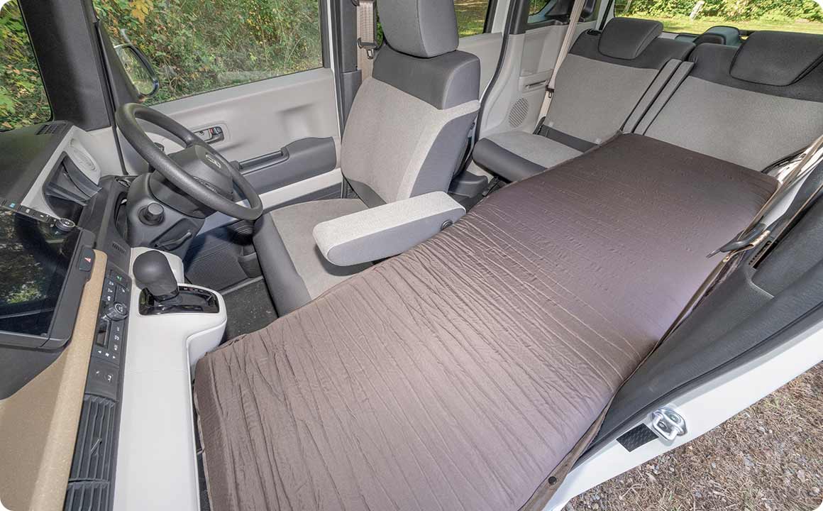 ソロで車中泊をする時は、運転席はそのままに助手席のみ倒してもOK。