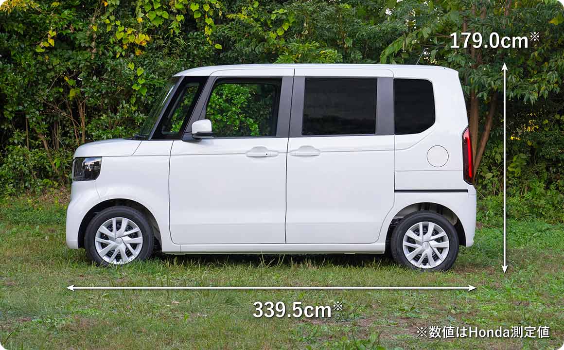 「N-BOX」にカーサイドタープを装着すれば、車内を寝床に、カーサイドタープの下をリビングにするスタイルが実現できる