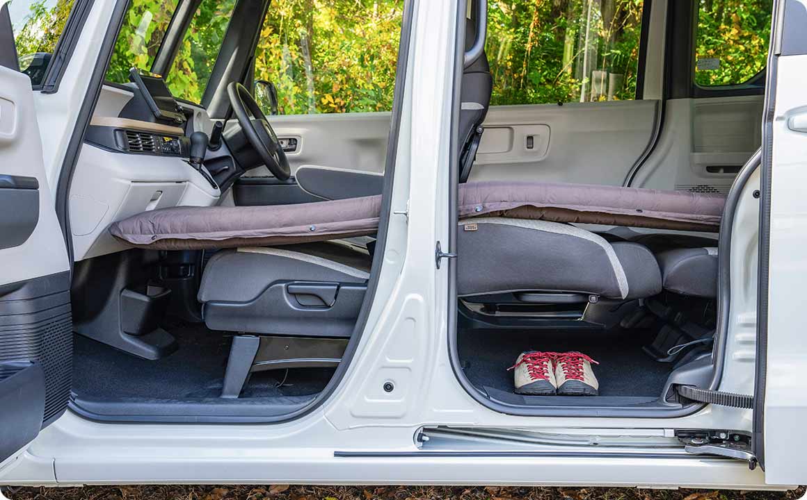 倒した前席の下は靴の収納スペースに！