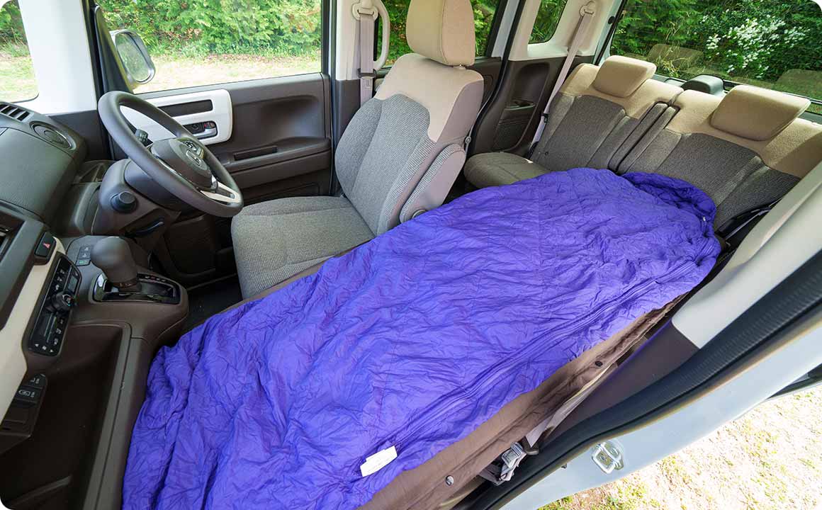 ソロで車中泊をする時は、運転席はそのままに助手席のみ倒してもOK。