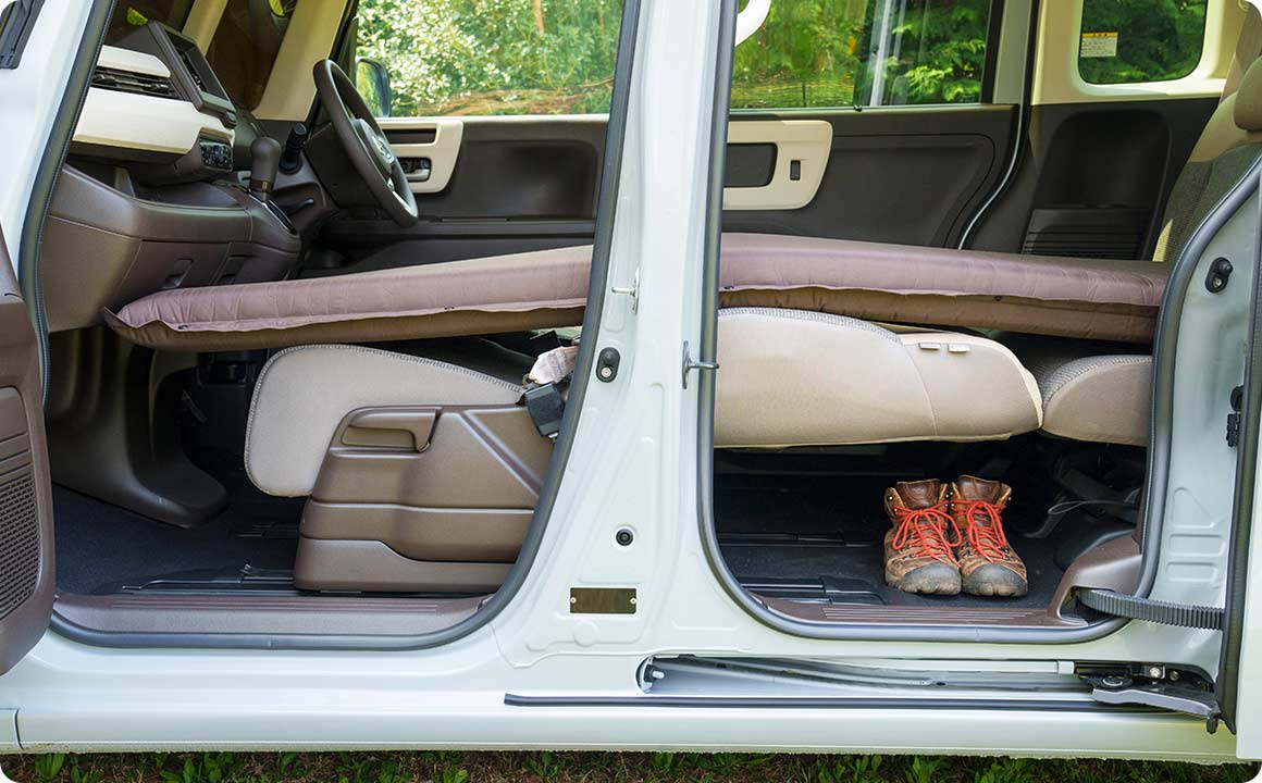 倒した前席の下は靴の収納スペースに！