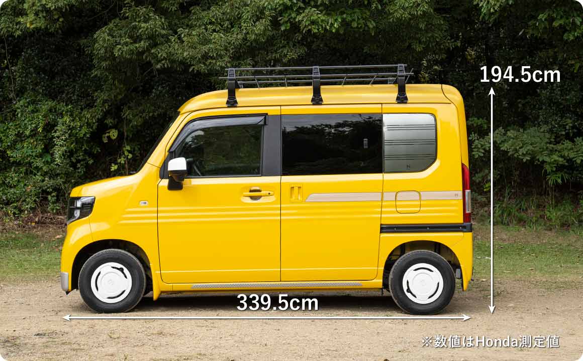 N-VANにカーサイドタープを装着すれば、車内を寝床に、カーサイドタープの下をリビングにするスタイルが実現できる。