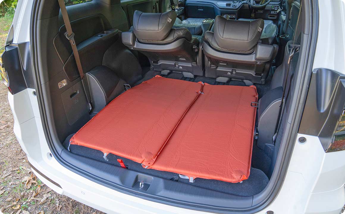 3列目シートを床下に格納すれば、ファミリーでの車中泊も可能。