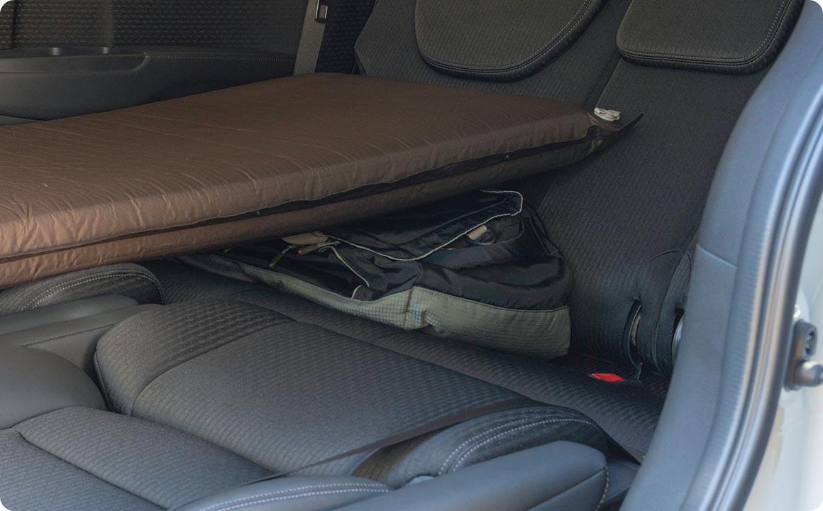 厚手のマットレスを敷いた上で、 クッション材を使って段差を解消！