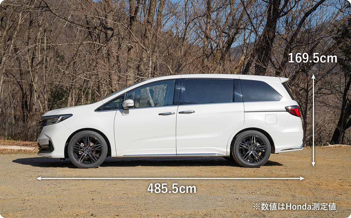 オデッセイにカーサイドタープを装着すれば、車内を寝床に、カーサイドタープの下をリビングにするスタイルが実現できる