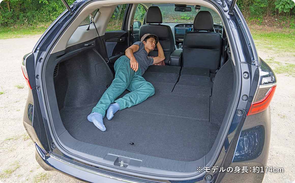 助手席を前にスライド＋踏み台を活用して、ベッドスペースを拡張！2