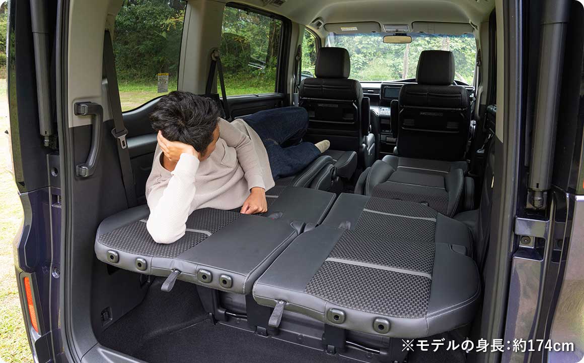 ちょっとしたひと休みには2列目と3列目を倒すシートアレンジも！