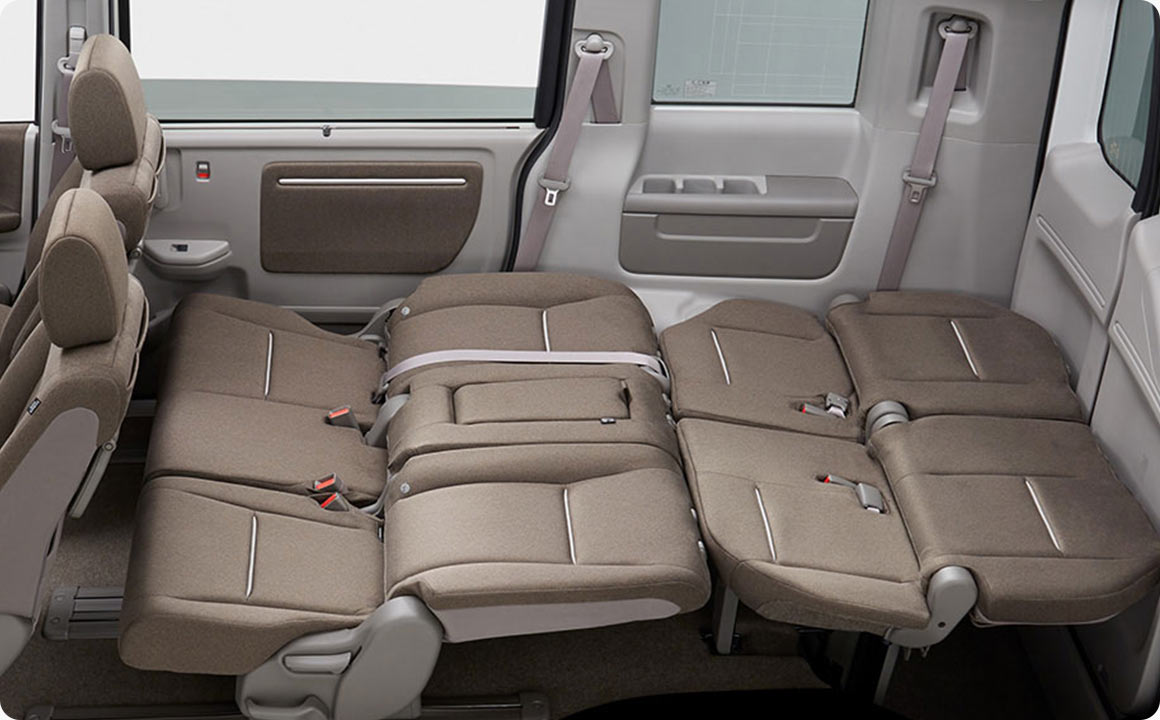 ちょっとしたひと休みには2列目と3列目を倒すシートアレンジも！