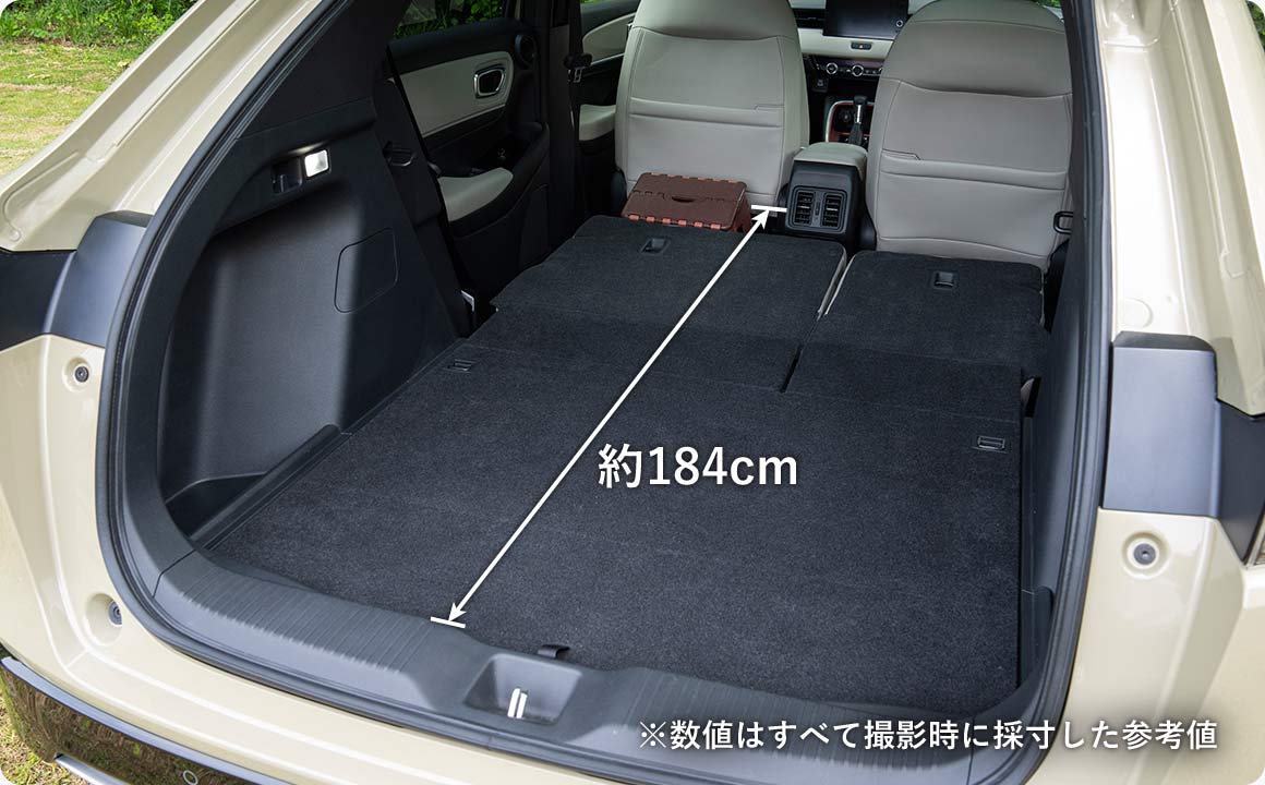 助手席を前にスライド＋踏み台を活用して、ベッドスペースを拡張！