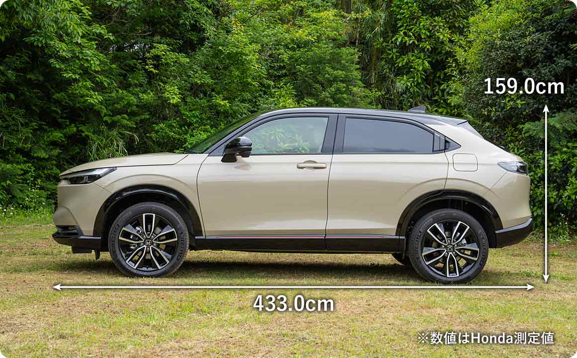 ヴェゼルにカーサイドタープを装着すれば、車内を寝床に、カーサイドタープの下をリビングにするスタイルが実現できる。