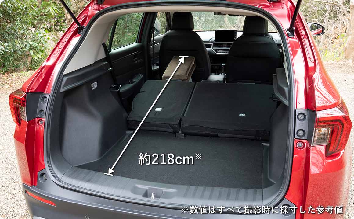 助手席を前にスライド＋踏み台＆クッションを活用して、ベッドスペースを拡張！