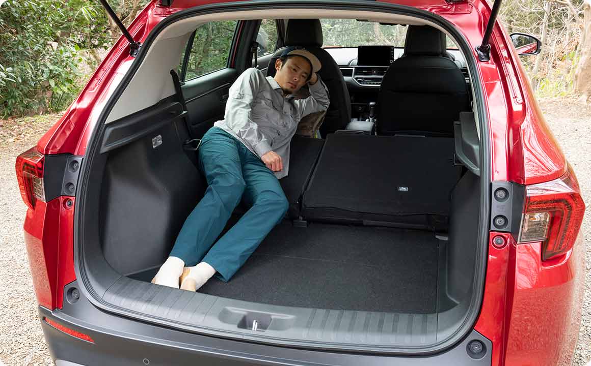 助手席を前にスライド＋踏み台＆クッションを活用して、ベッドスペースを拡張！2