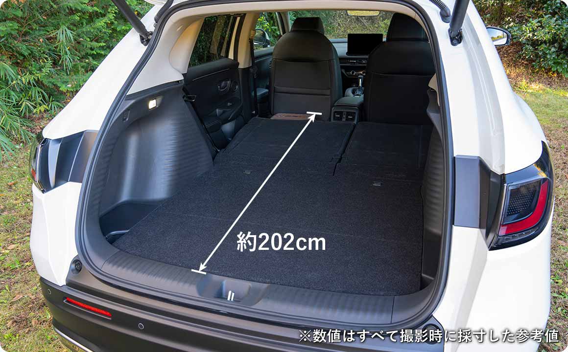 助手席を前にスライド＋踏み台を活用して、ベッドスペースを拡張！