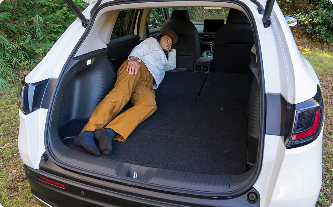 助手席を前にスライド＋踏み台を活用して、ベッドスペースを拡張！2