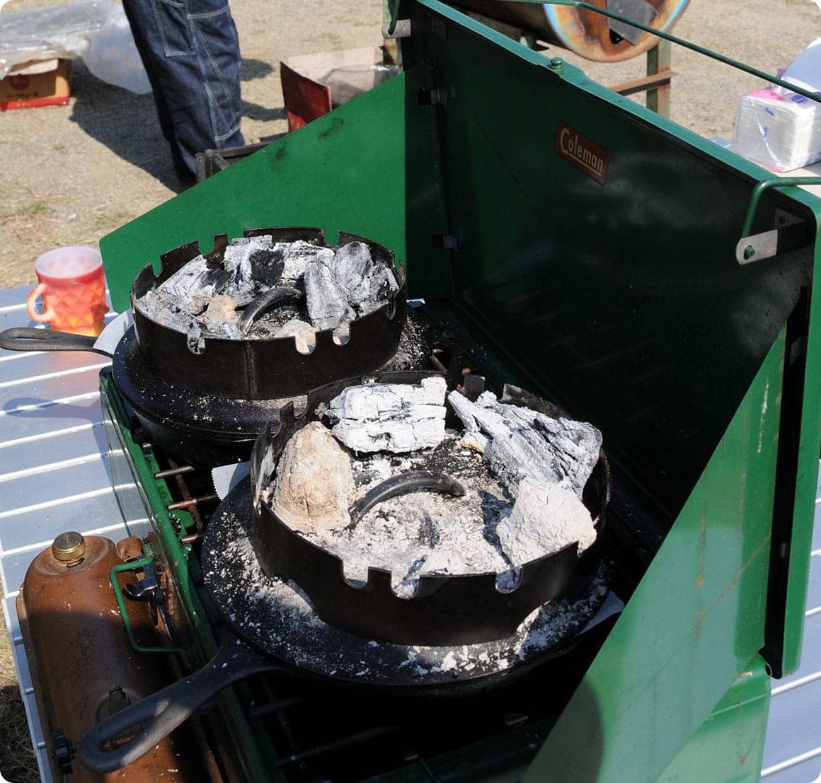 チャコールブリックや豆炭は、BBQだけでなくこのようにダッチオーブンの上火としても重宝します