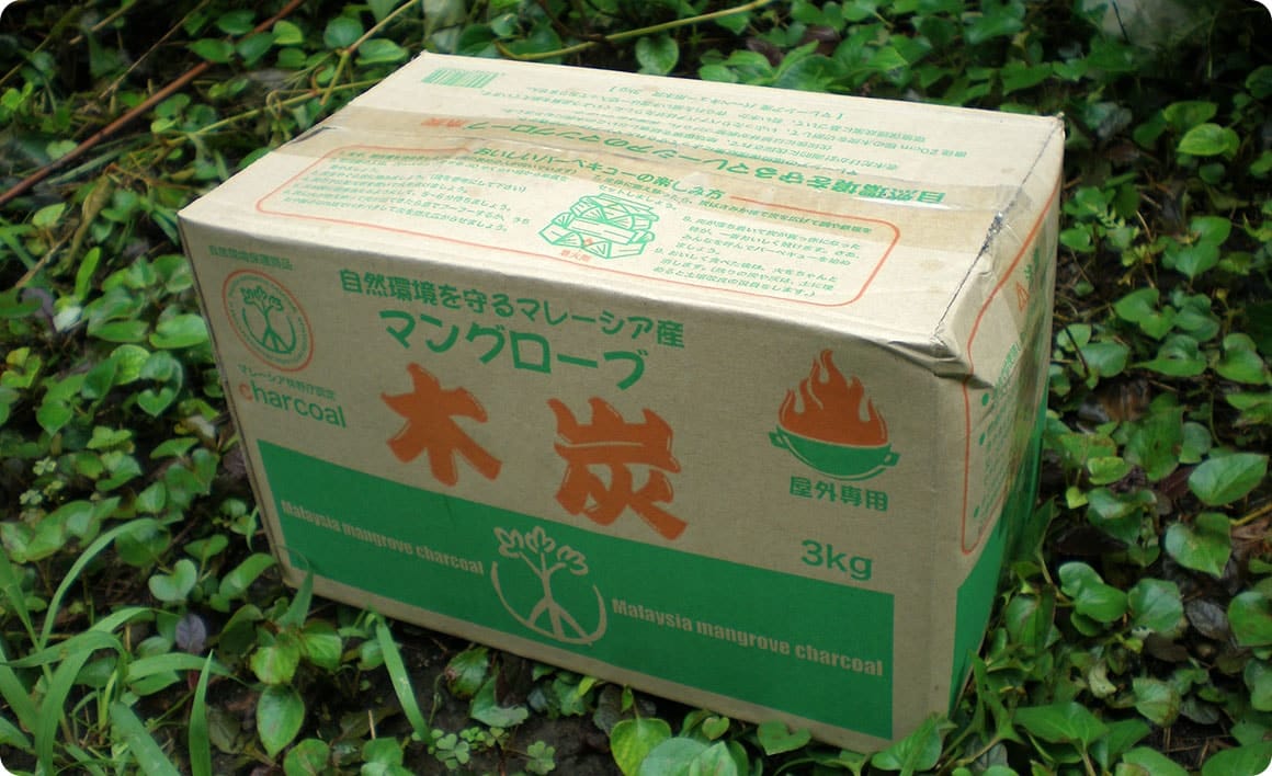 一般の木炭は安価で手軽ですが、着火や火力の調整で手を焼くことも